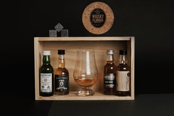 Caja mensual de whisky y contenido